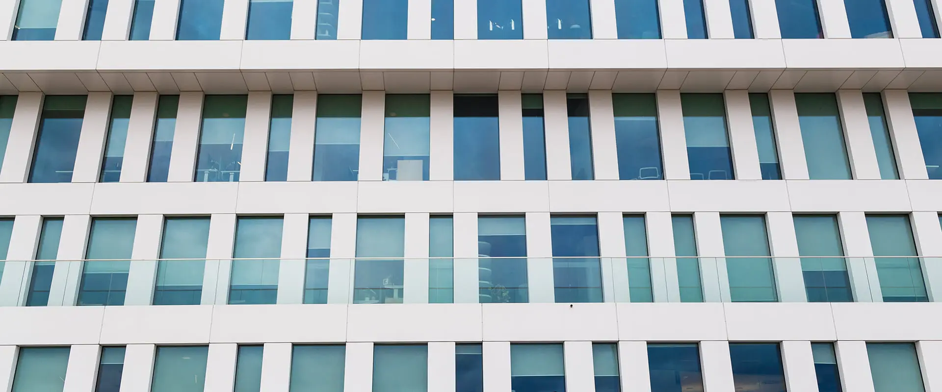 Fachada de hormigón y cristal de un edificio moderno Fachada de hormigón y cristal de un edificio moderno