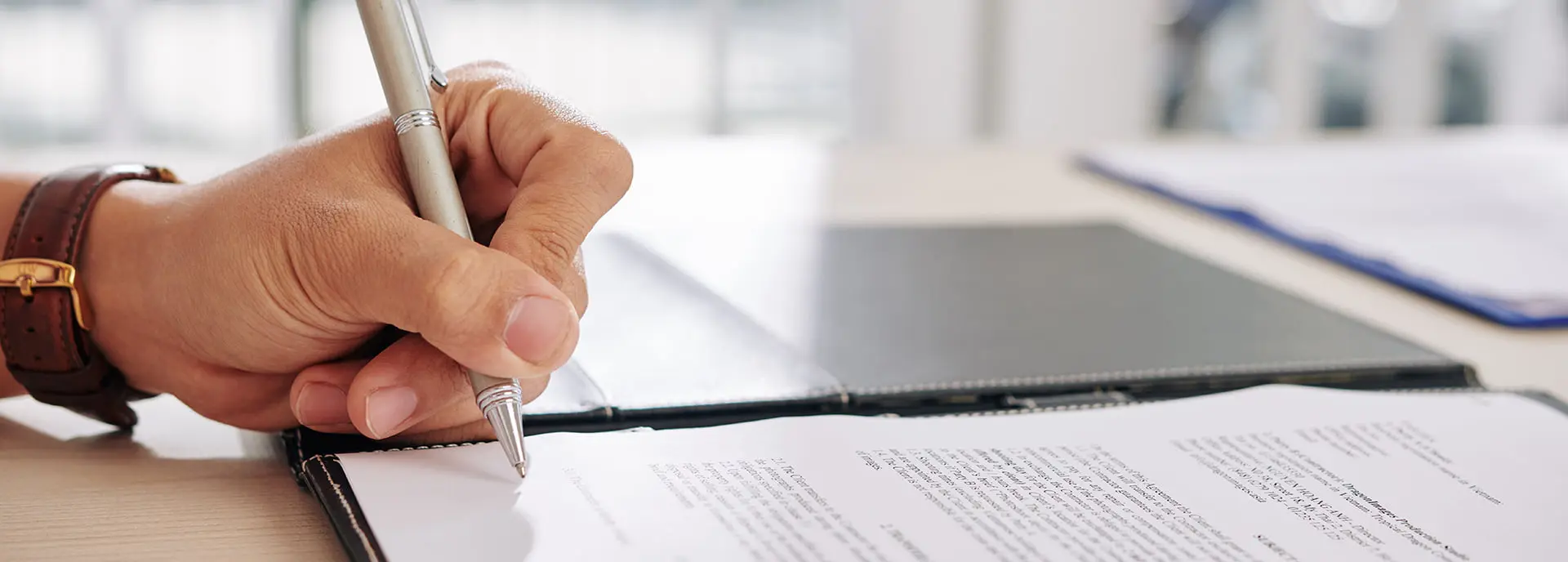 Firma de contrato sobre una mesa