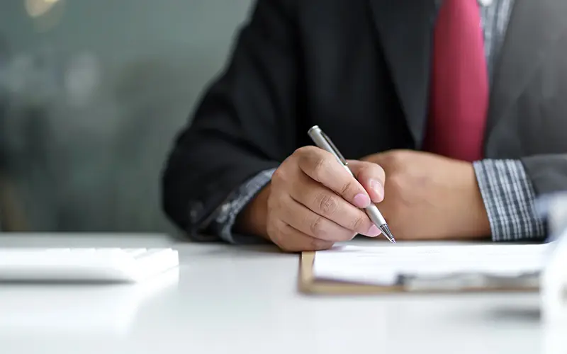 Persona firmando un documento
