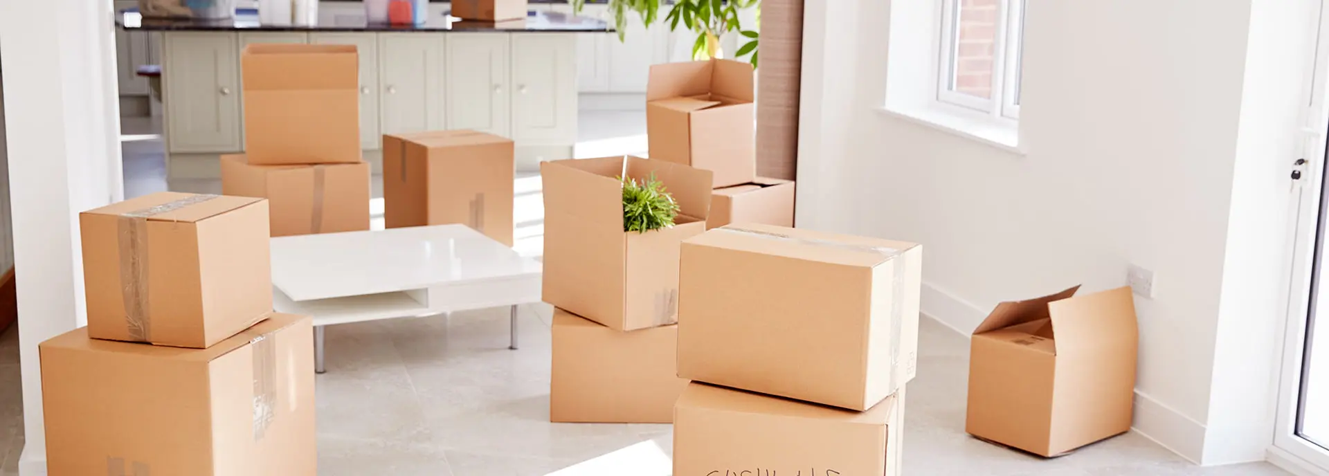 Cajas de mudanza en una cocina blanca