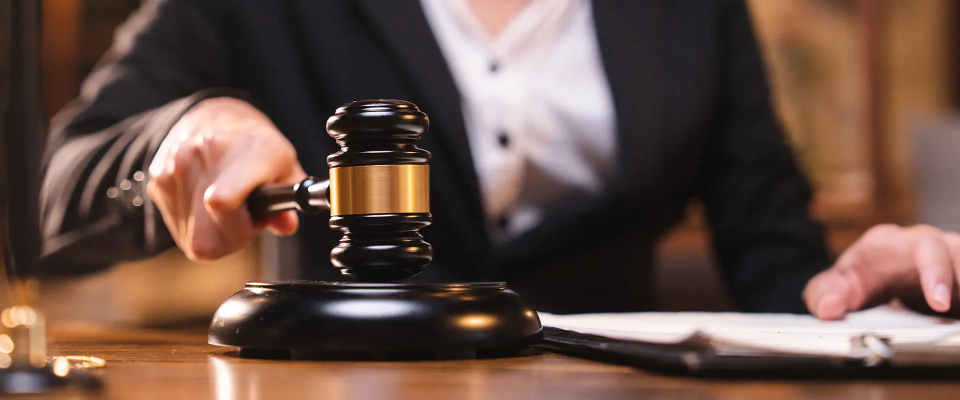 Juez dictando sentencia con el mazo de la mano Juez dictando sentencia con el mazo de la mano