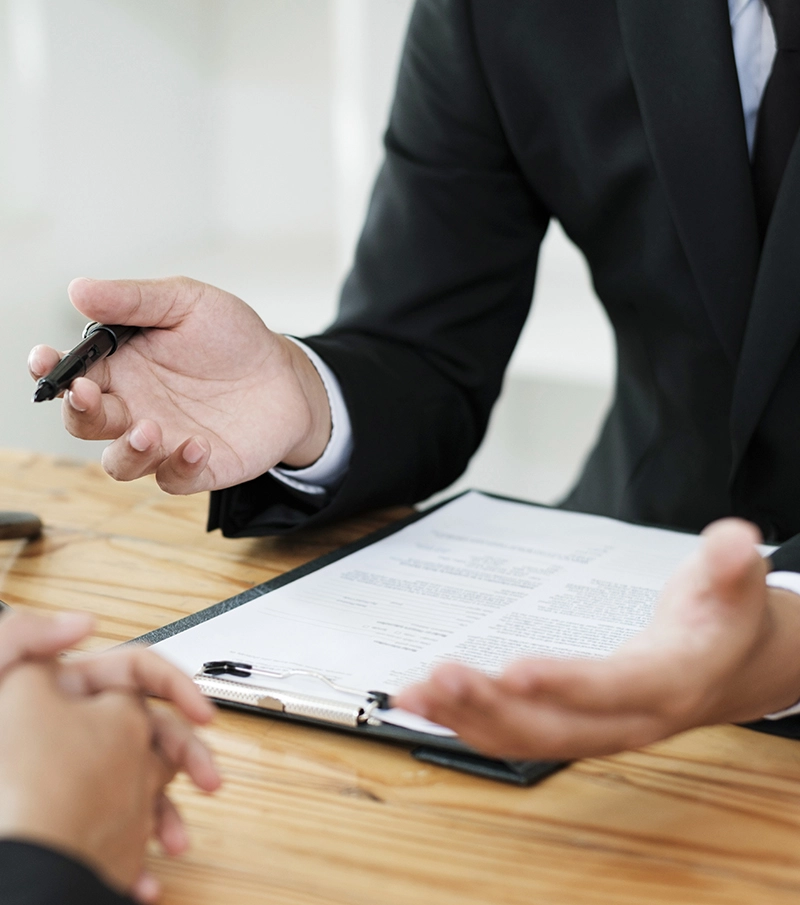 Abogado firmando un acuerdo con un cliente